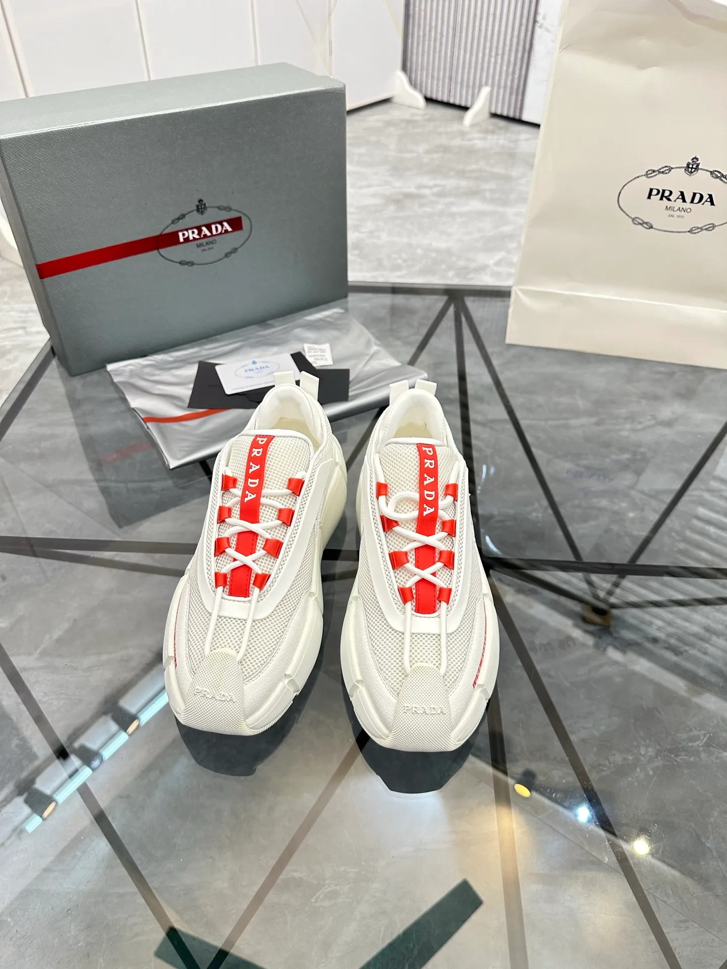 Men's shoes: 💰P500¥ High-end, complete package Product trademark: Prada *"Prada*" low-top casual shoes Regular size: 38-44 (can be customized to 45.46) Couple style Product materials: Upper imported cowhide stitched with original fabric, sheepskin lining, original outsole. Number: 846